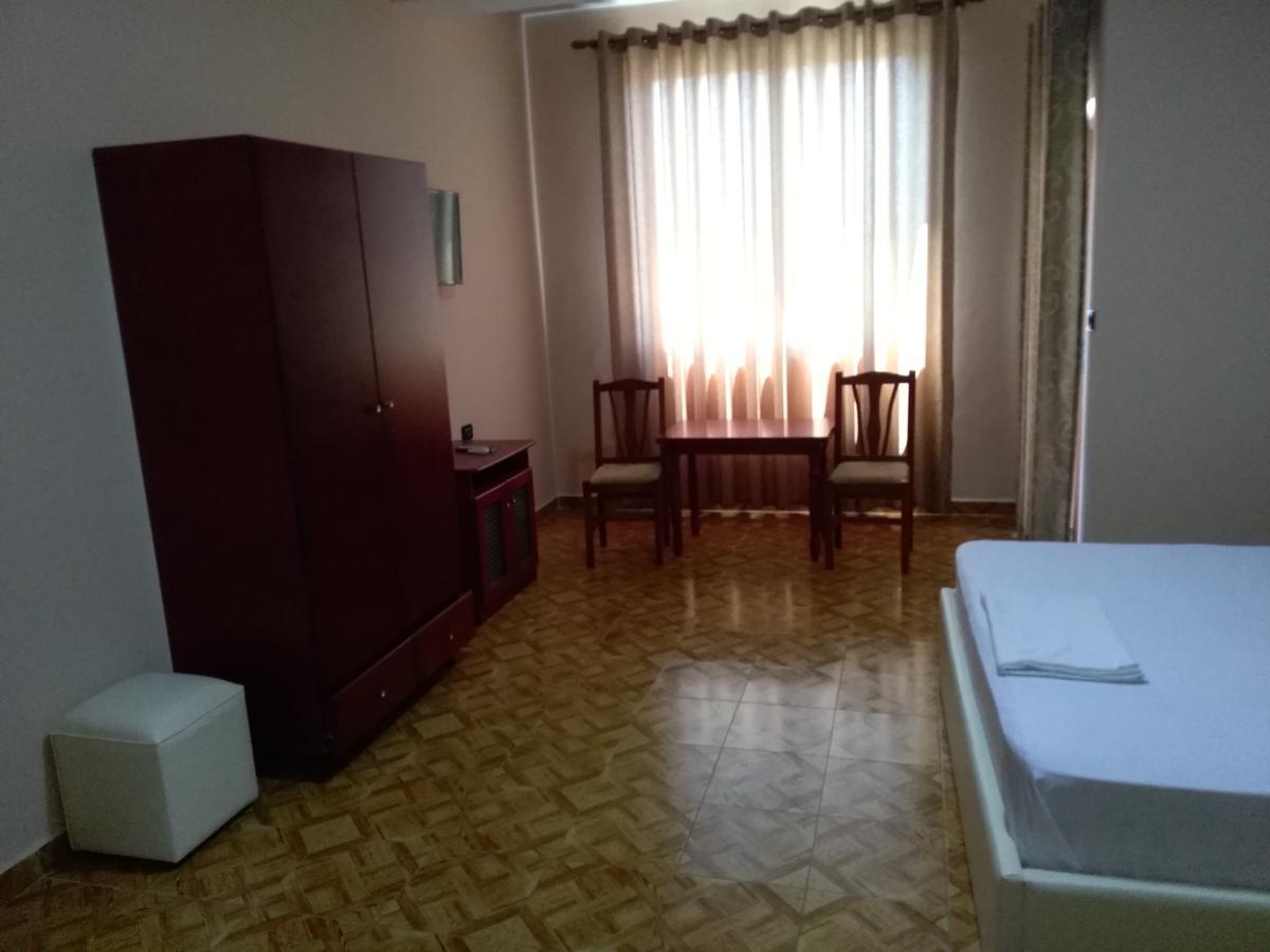 Hotel Gjeli Fier Bagian luar foto