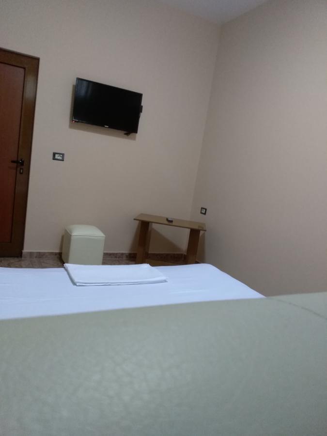 Hotel Gjeli Fier Bagian luar foto